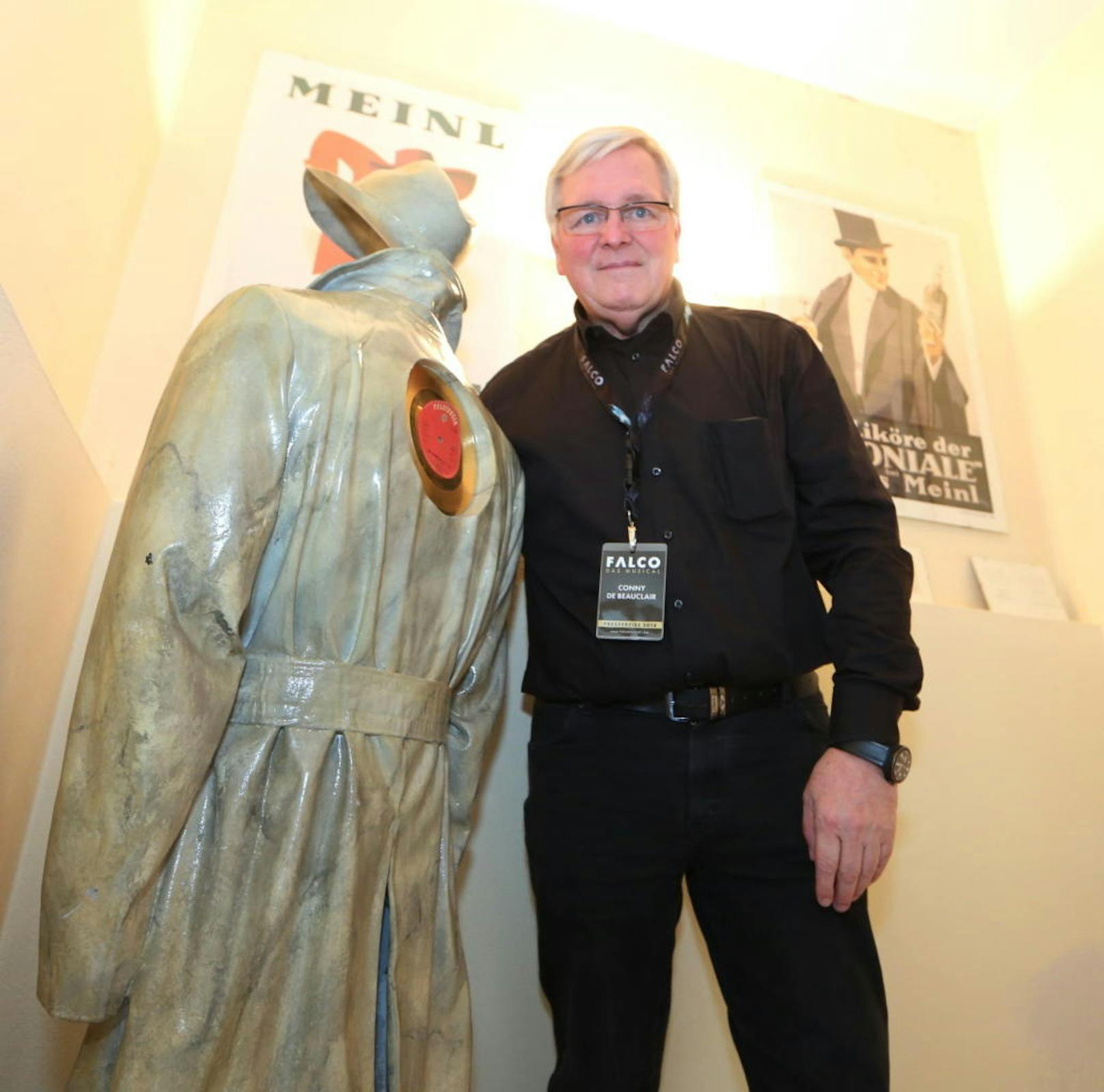 Conny de Beauclair mit einer Statue des "Kommissar", die Falco am Treppenabsatz auf dem Weg zu seinem Studio im Keller platzierte Fotocredit: Conny de Beauclair