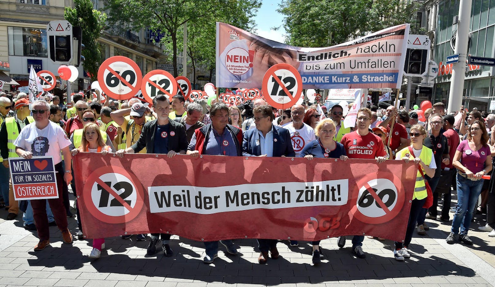 Die Großdemonstration des ÖGB, um Widerstand gegen 12-Stunden-Arbeitstag und 60-Stunden-Arbeitswoche zu signalisieren.
