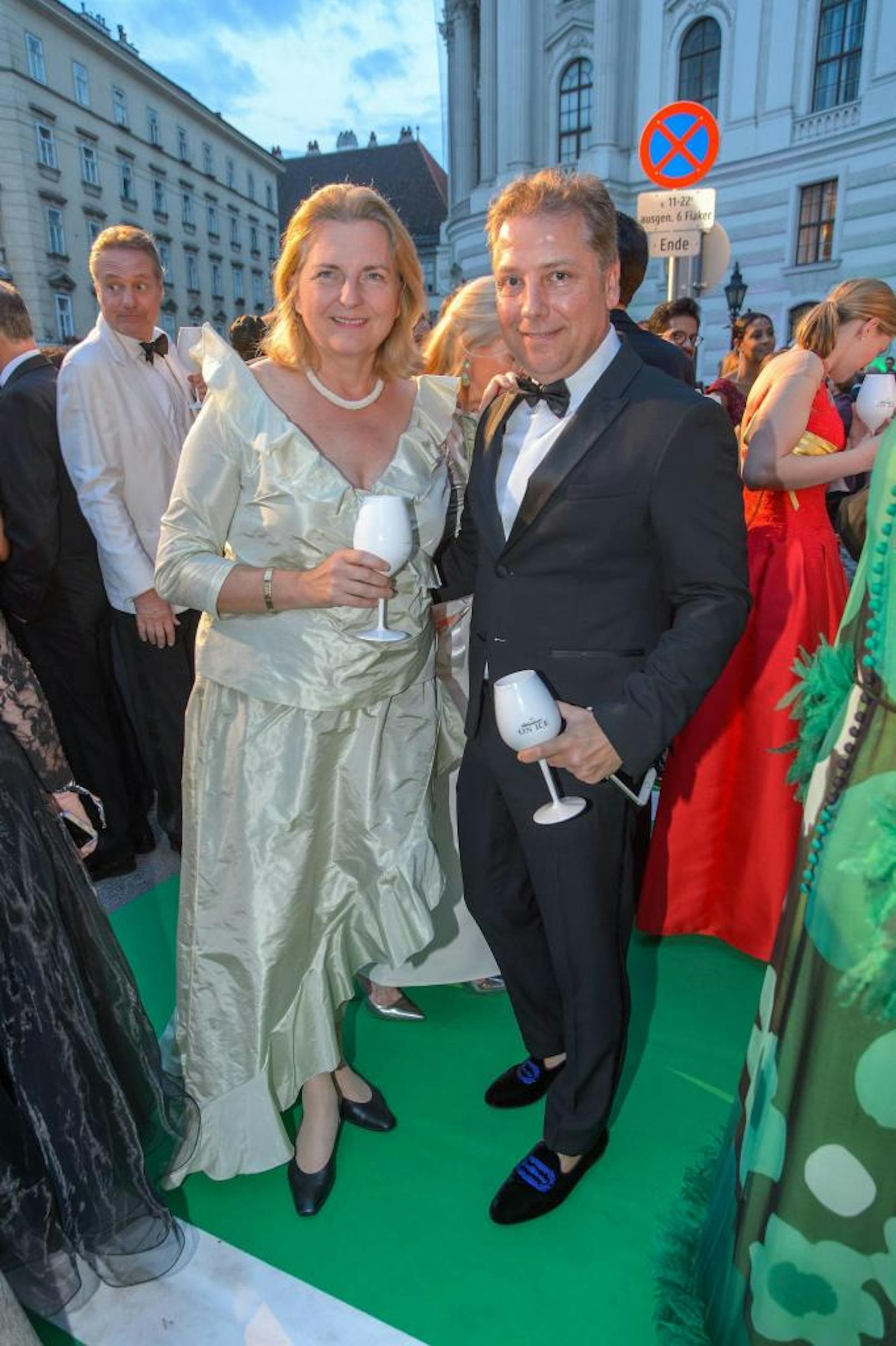 Außenministerin KarinKneissl mit ihrem Lieblings-Designer Atil Kutoglu