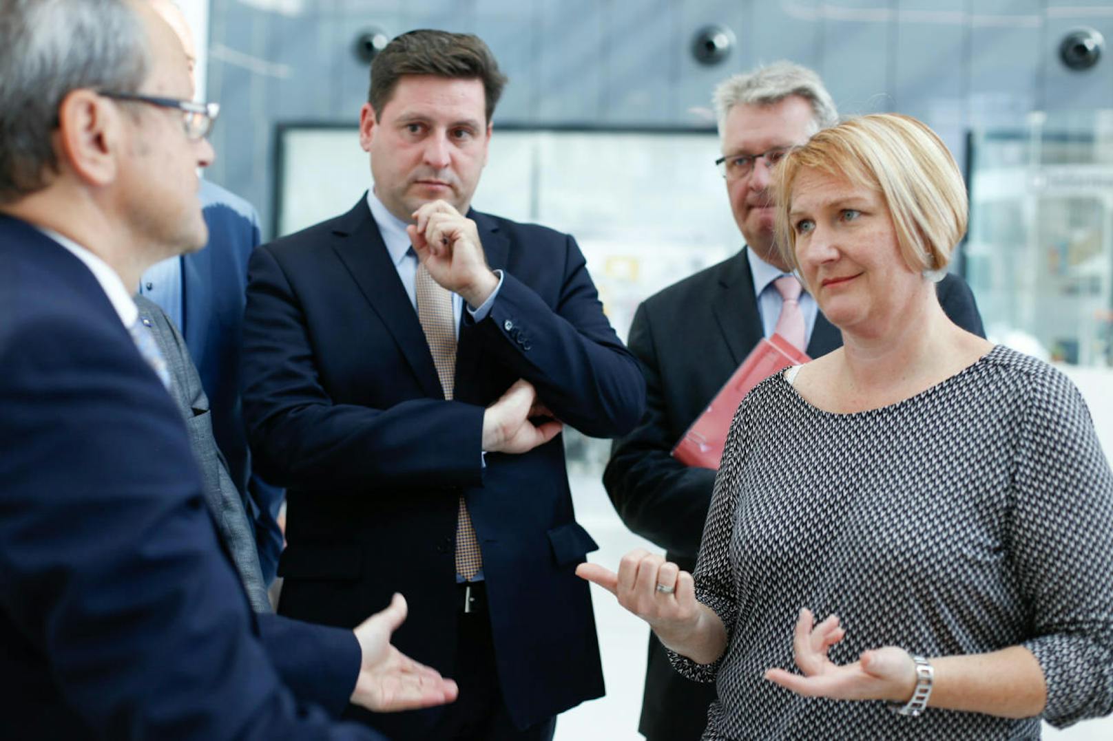 Hinten: Badens Bürgermeister, Helga Krismers Geste und Mimik sagt alles ...