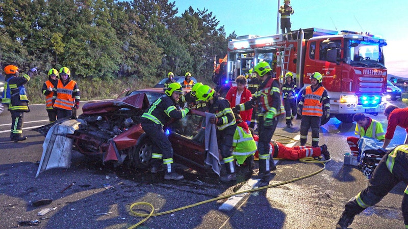 Die Feuerwehr hatte mit dem Unfall alle Hände voll zu tun, musste aber Einsatzkräfte abstellen, die Autolenker auf der Fahrtrichtung Wien in die Schranken wiesen.