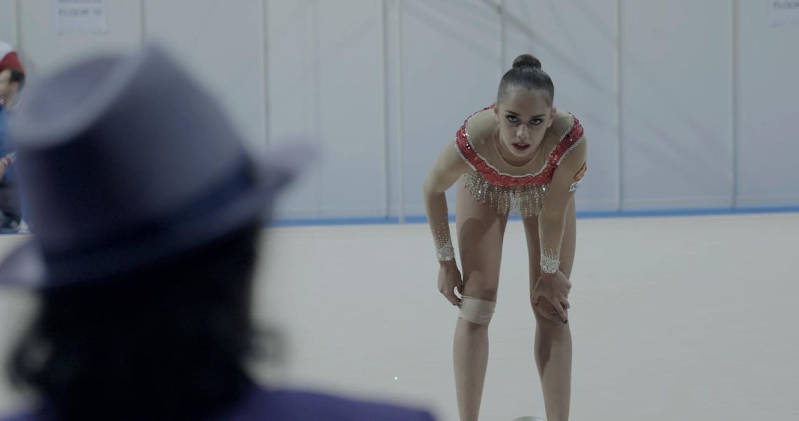 "Over the limit" ist ein Porträt der jungen polnischen Dokumentarfilmerin Marta Prus über Margarita Mamun. Du bist kein Mensch, du bist eine Athletin, teilt eine Trainerin der russischen Spitzensportlerin mit, die sich in der Rhythmischen Gymnastik auf Olympia 2016 vorbereitet. Das brutale russische Trainingssystem kennt keine Limits.