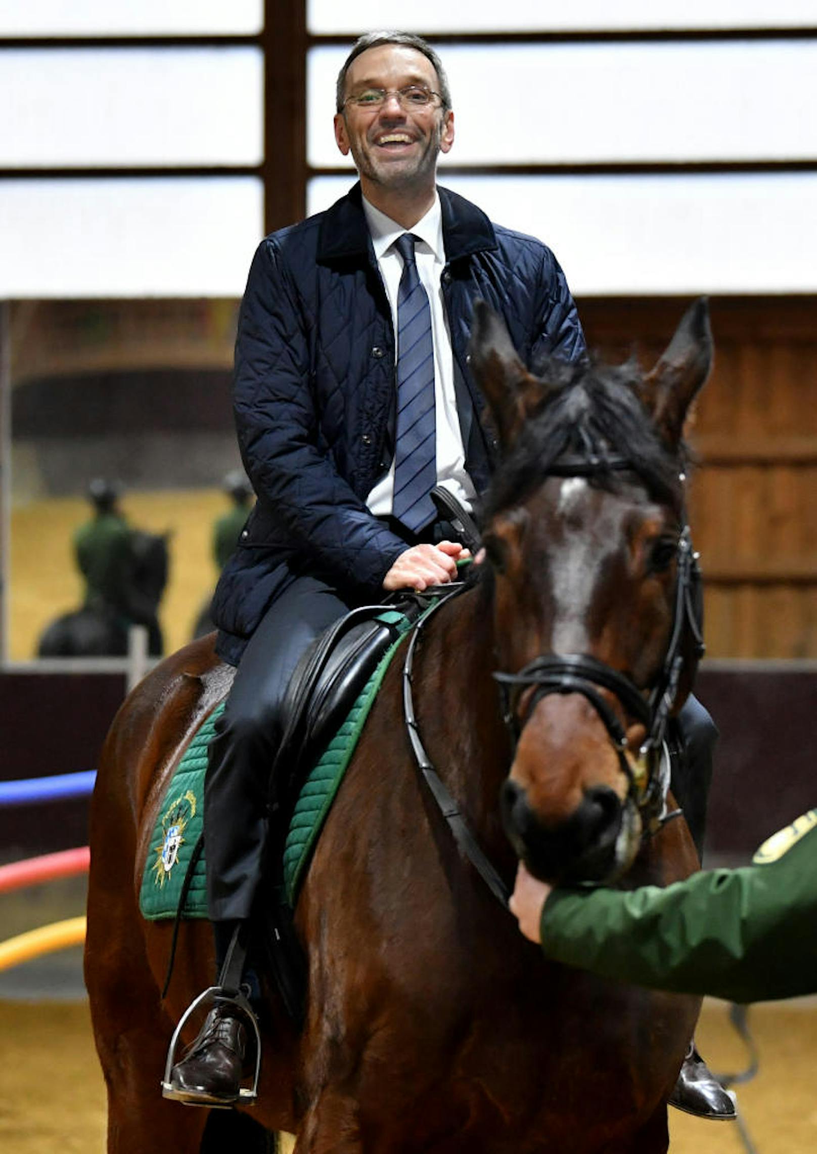 Innenminister Herbert Kickl (FPÖ) auf dem Pferd "Karlo" der Reiterstaffel der bayerischen Polizei, am Donnerstag, 15. Februar 2018, in München.