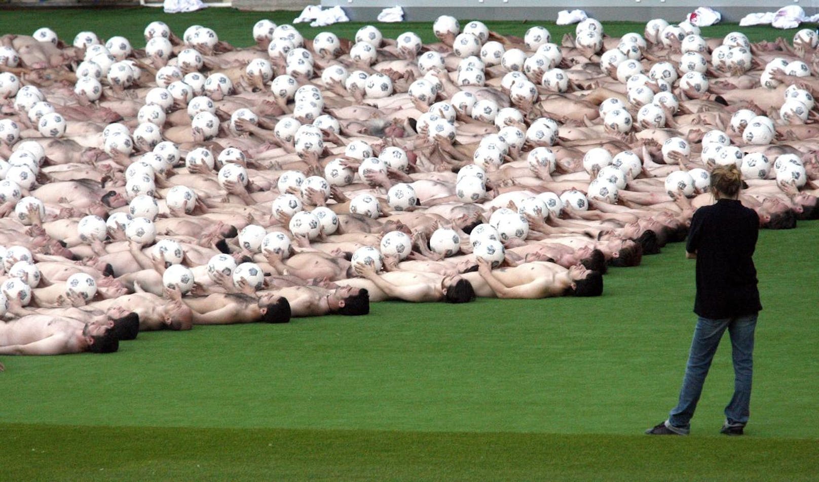 Im mia 2008 ließ Tunick 2.000 Nackedeis im Wiener Ernst Happel Stadion den Ball flachhalten.
