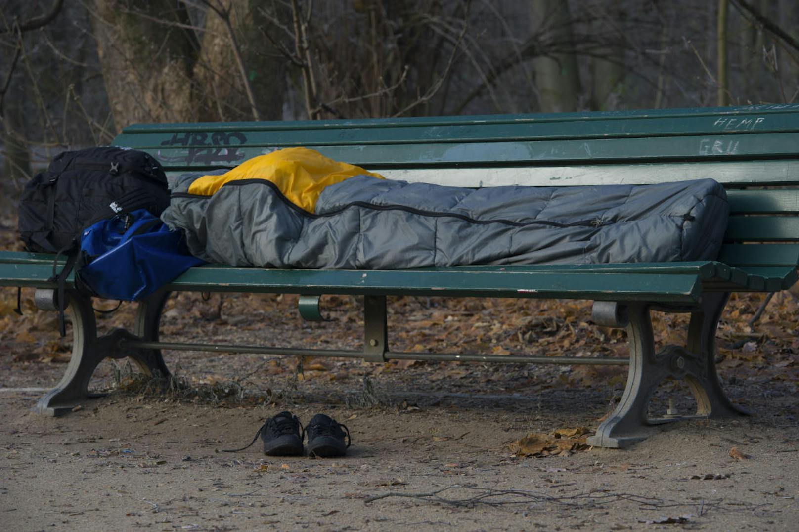 Die Polar-Kälte mit Temperaturen im zweistelligen Minusbereich kann für Obdachlose zur Lebensgefahr werden. Wer Obdachlose sieht, kann ganz einfach helfen...
