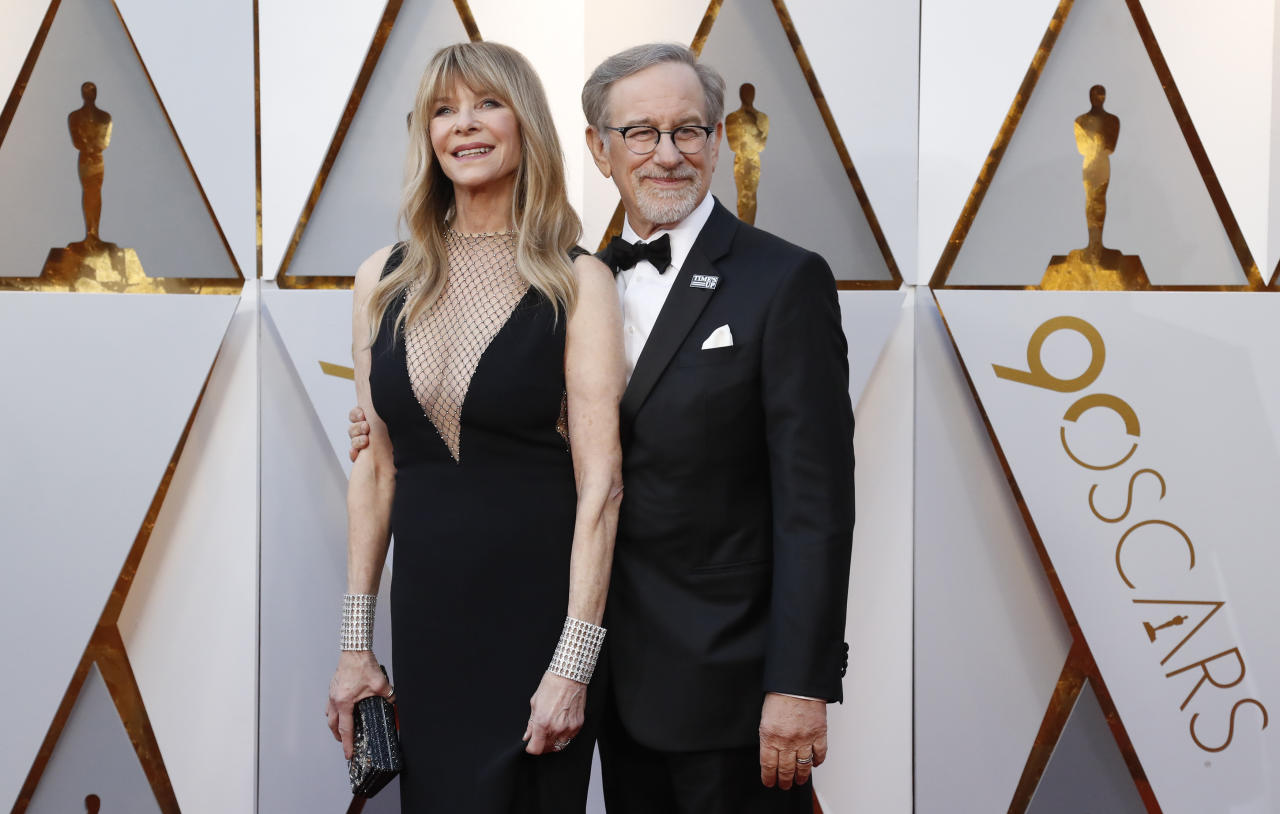 Jimmy Kimmel geht durchs Dolby Theatre und spricht Steven Spielberg an: "Woher kennt man sie?"  Spielberg: "Ich bin mit Kate Capshaw verheiratet."  Kimmel: "Haben sie Gras dabei?"
