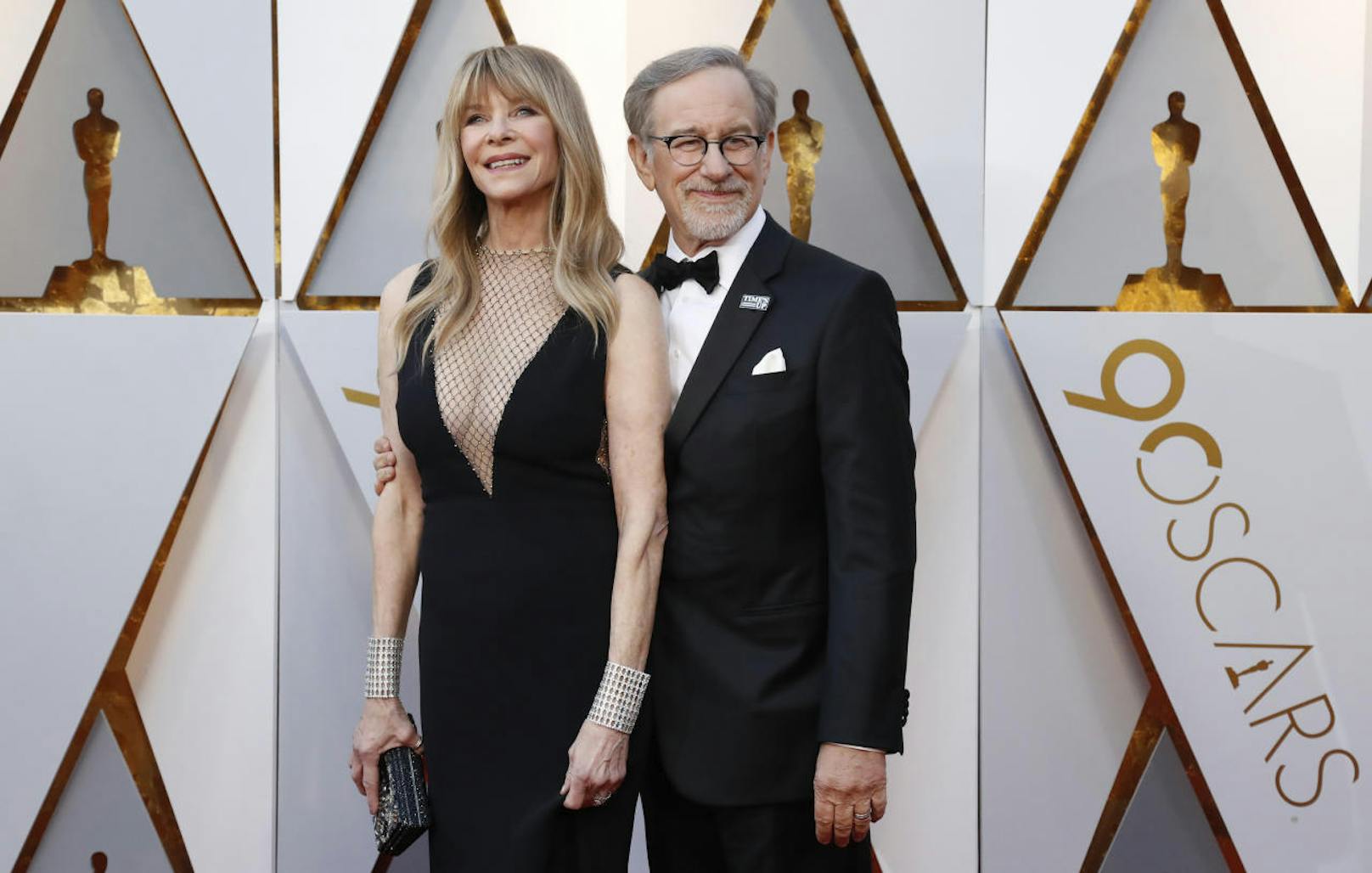 Seit 1991 ist <strong>Steven Spielberg</strong> mit Schauspielerin <strong>Kate Capshaw</strong> verheiratet. Nun muss die Familie um ihr Leben fürchten.