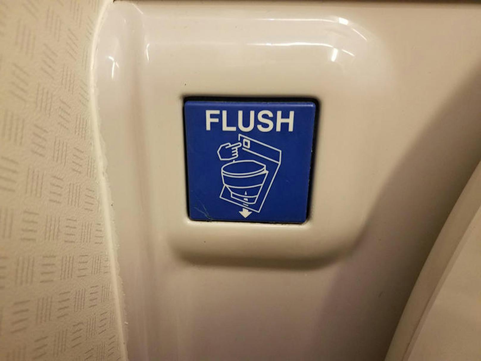 Tipp: Reisende sollten sich nach dem Toilettengang die Hände sorgfältig waschen (und ggf. desinfizieren) und den Türriegel mit einem frischen Papierhandtuch öffnen.
