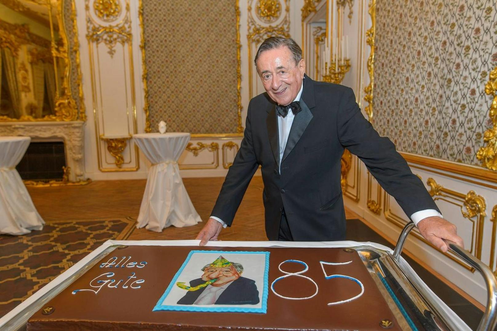 Richard Lugner freut sich über seine Geburtstagstorte zum 85er