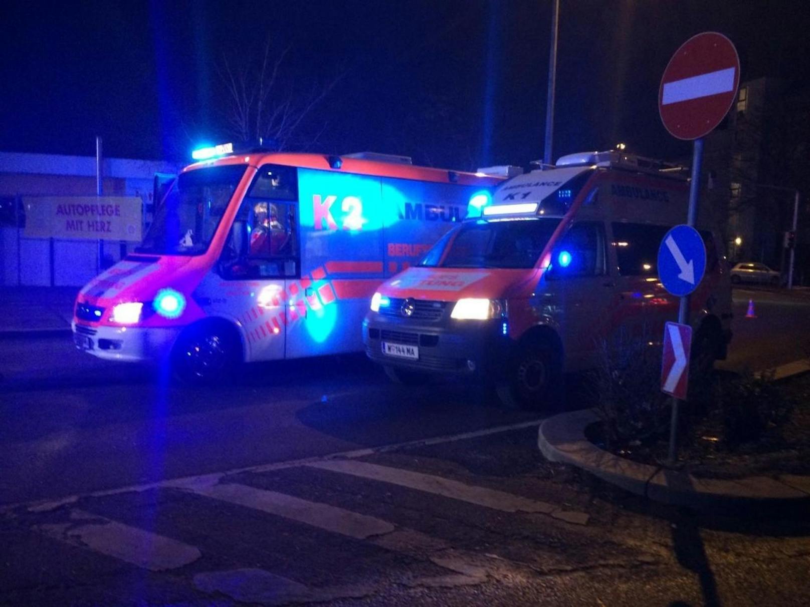 Schwerer Crash in Ottakring: Insgesamt wurden vier Personen verletzt - zwei davon schwer. 