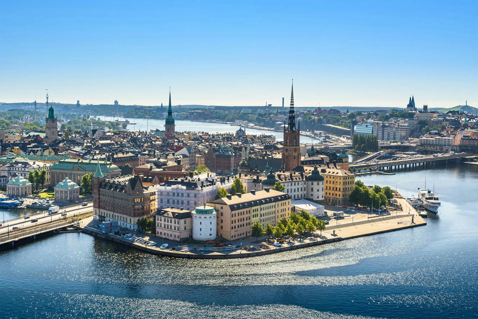 In <strong>Schweden </strong>könnte es zu lokalen Lockdowns kommen. Durch eine neue Regelung, die am Montag in Kraft getreten ist, ist es lokalen Gesundheitsbehörden erlaubt Einschränkungen für ihre Regionen zu tätigen. Zu den möglichen Maßnahmen zählt, dass Bürger angewiesen werden können, Einkaufszentren, Museen, Bibliotheken und Schwimmbäder zu meiden. Auch die Benutzung der öffentlichen Verkehrsmittel darf eingeschränkt werden, um Risikogruppen zu schützen. Die Einreise nach Schweden ist für EU-Bürger gestattet. Bisher wurden keine verpflichtenden Quarantänemaßnahmen oder Gesundheitstest bei der Einreise eingeführt. (Sicherheitsstufe 4)<br>