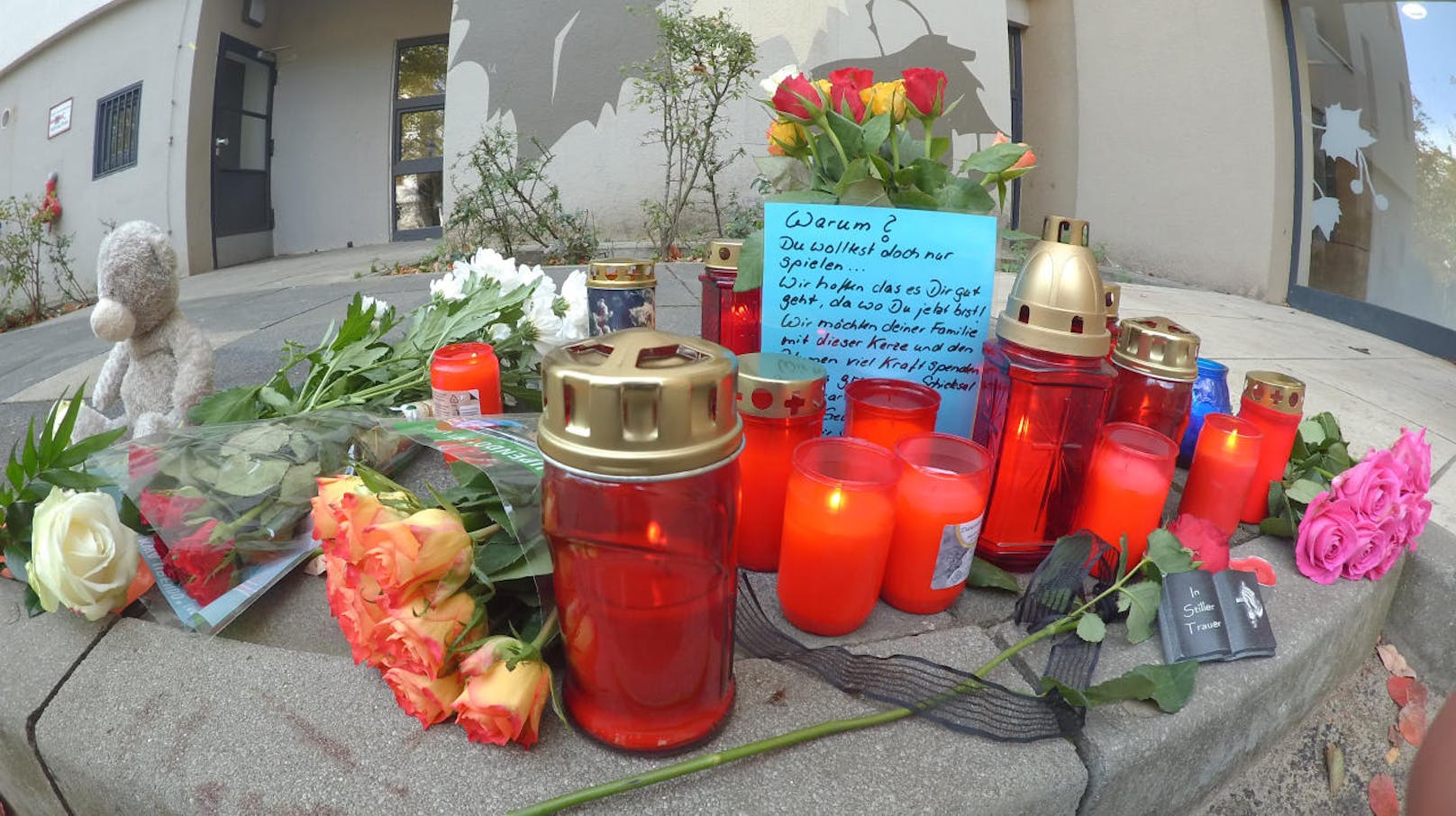 Blumen, Spielzeug und Kerzen markieren die Stelle an der Berliner Tiefenseer Straße wo der kleine Ibrahim (8) von einem Baumstumpf erschlagen worden war.