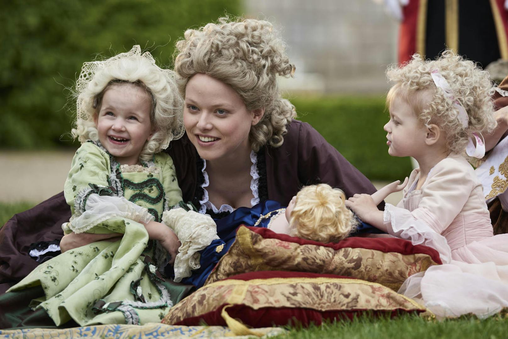"Maria Theresia": Marie-Luise Stockinger (Maria Theresia von Habsburg) mit ihren (Film-) Kindern  (c)