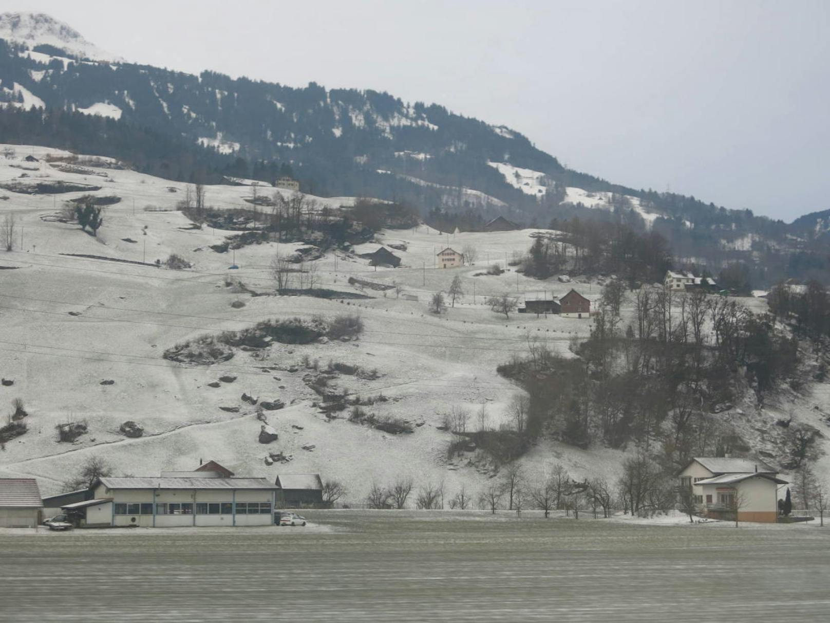 "Diese Schneelandschaft sehe ich wenn ich im Zug Richtung Flughafen aus dem Fenster sehe."