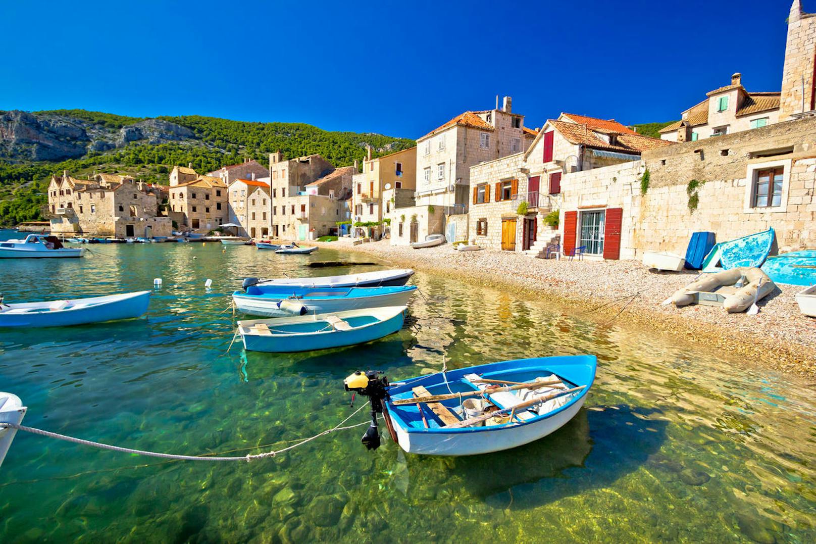 Den Anfang macht die traumhafte Insel Vis, die nicht nur mit ihrer natürlichen Schönheit begeistern kann, sondern auch eine der Insel Kroatiens ist, die am weitesten vom Festland entfernt liegen.