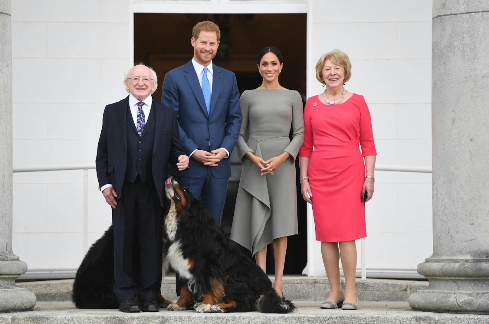 Beim offiziellen Staatsbesuch beim irischen Präsidenten Michael Higgins und seiner Frau Sabina Coyne: Herzogin Meghan in einem grauen Kleid von Roland Mouret.
