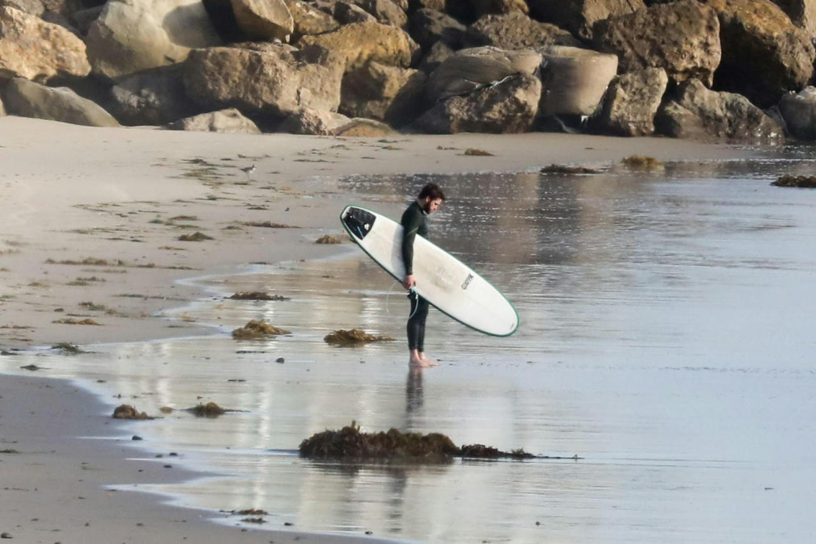 Dem Surfboard sieht man an, dass Liam öfter damit Baden geht