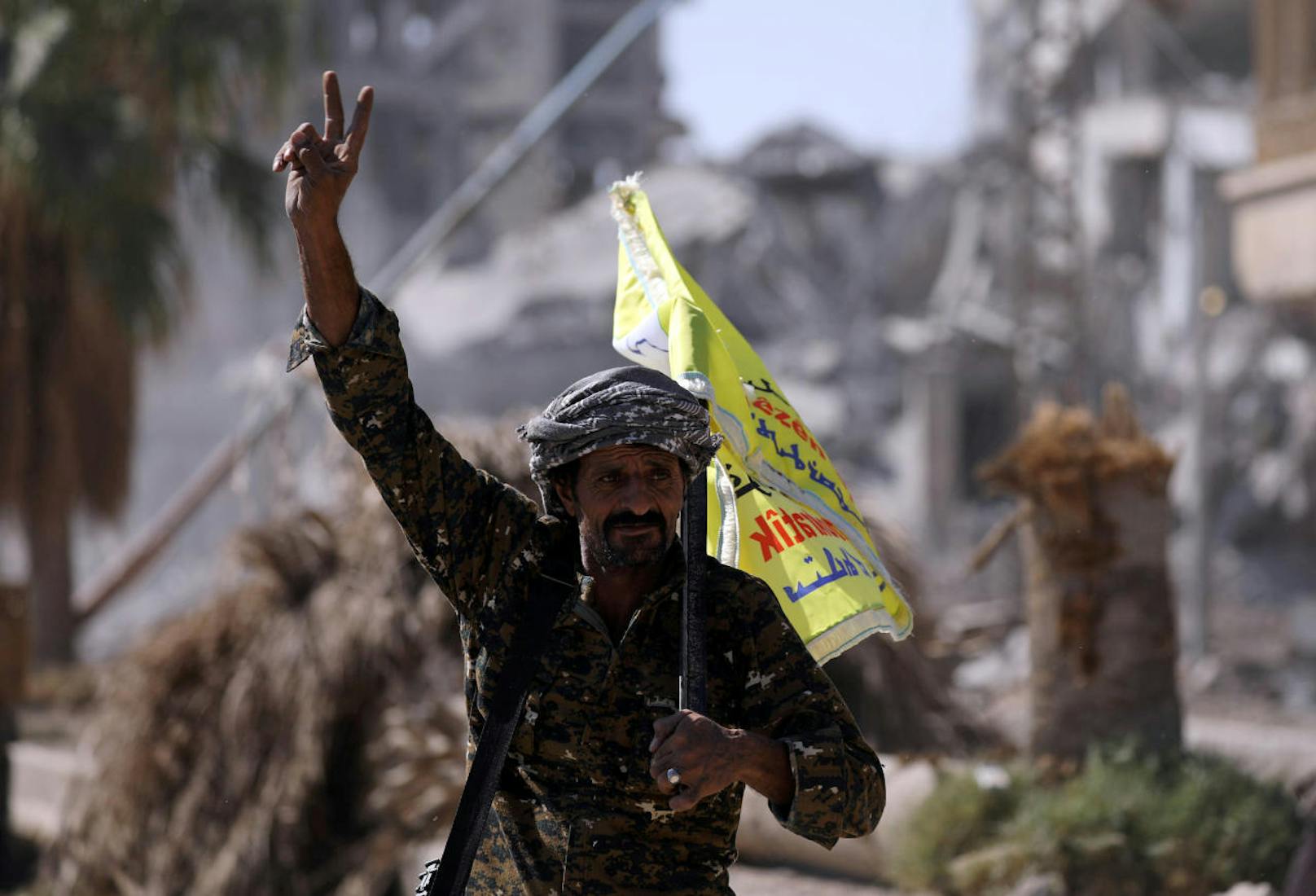 Sieg! Ein Kämpfer der Demokratischen Kräfte Syriens feiert den Niedergang des IS an der Frontlinie in Raqqa.