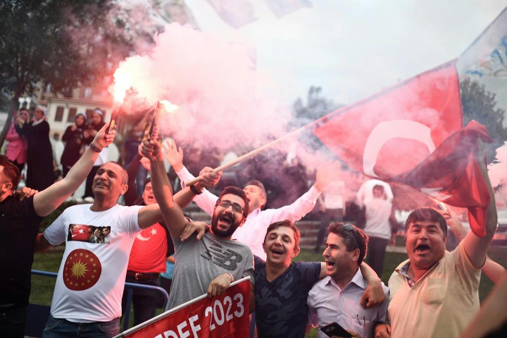 So ausgelassen feiern Erdogan-Anhänger das Wahlergebnis