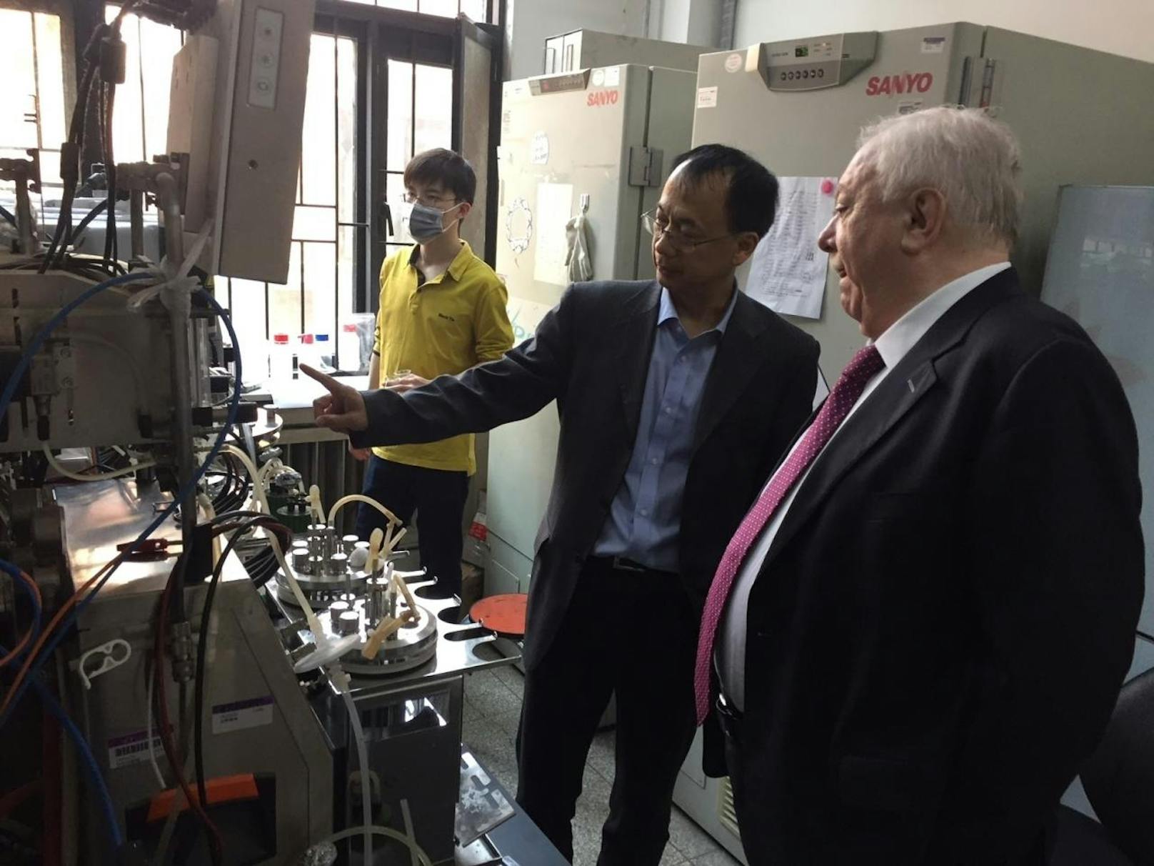 Biotechnologie made in China: Bürgermeister Häupl bei der Laborbesichtigung an der Tsinghua-Universität