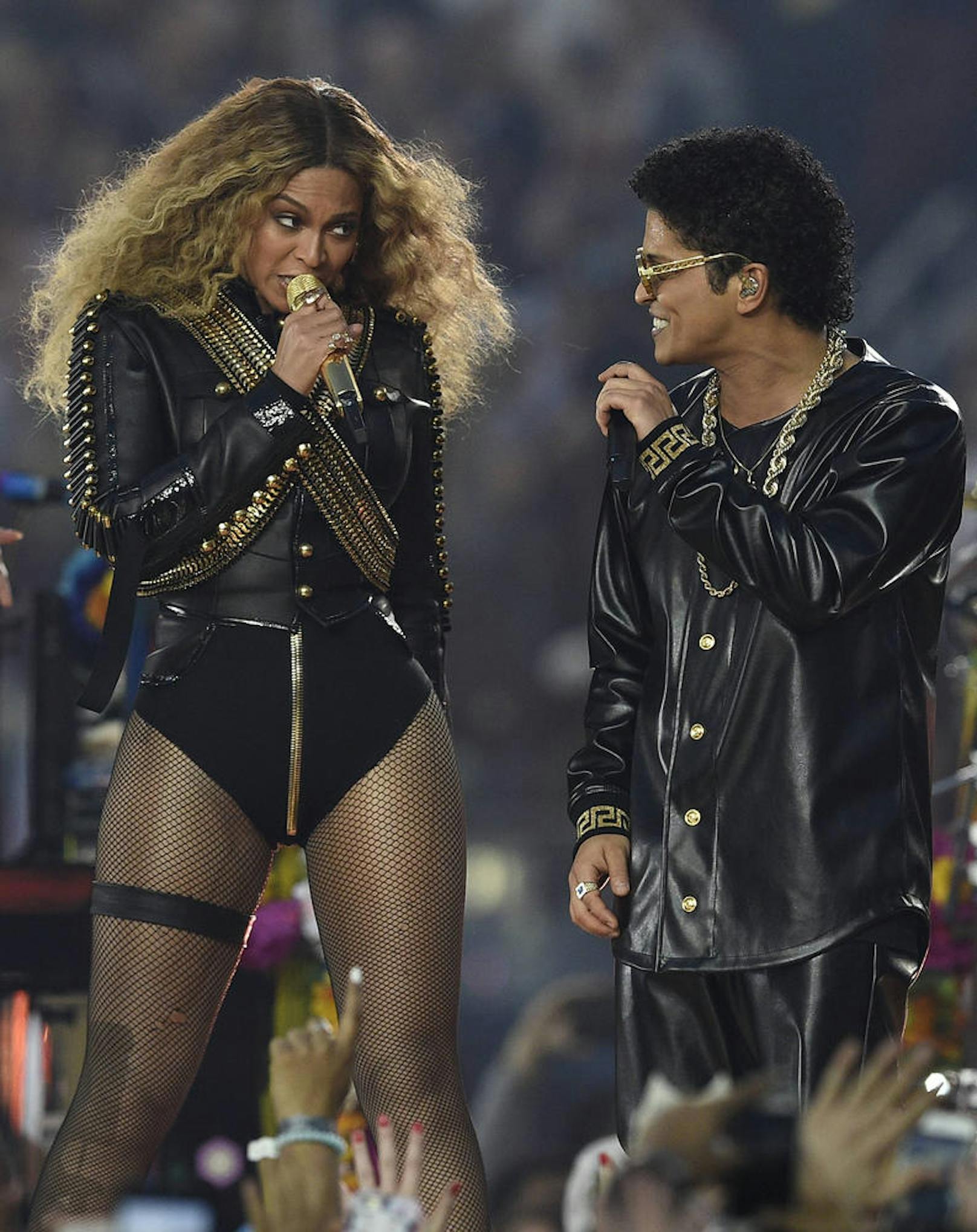 Beyoncé trug dick auf. Erst performte sie ihren neuen Song "Formation", dann verkündete sie ihre neue Welt-Tour und schließlich ließ sie auch noch mit einem politischen Statement aufhorchen