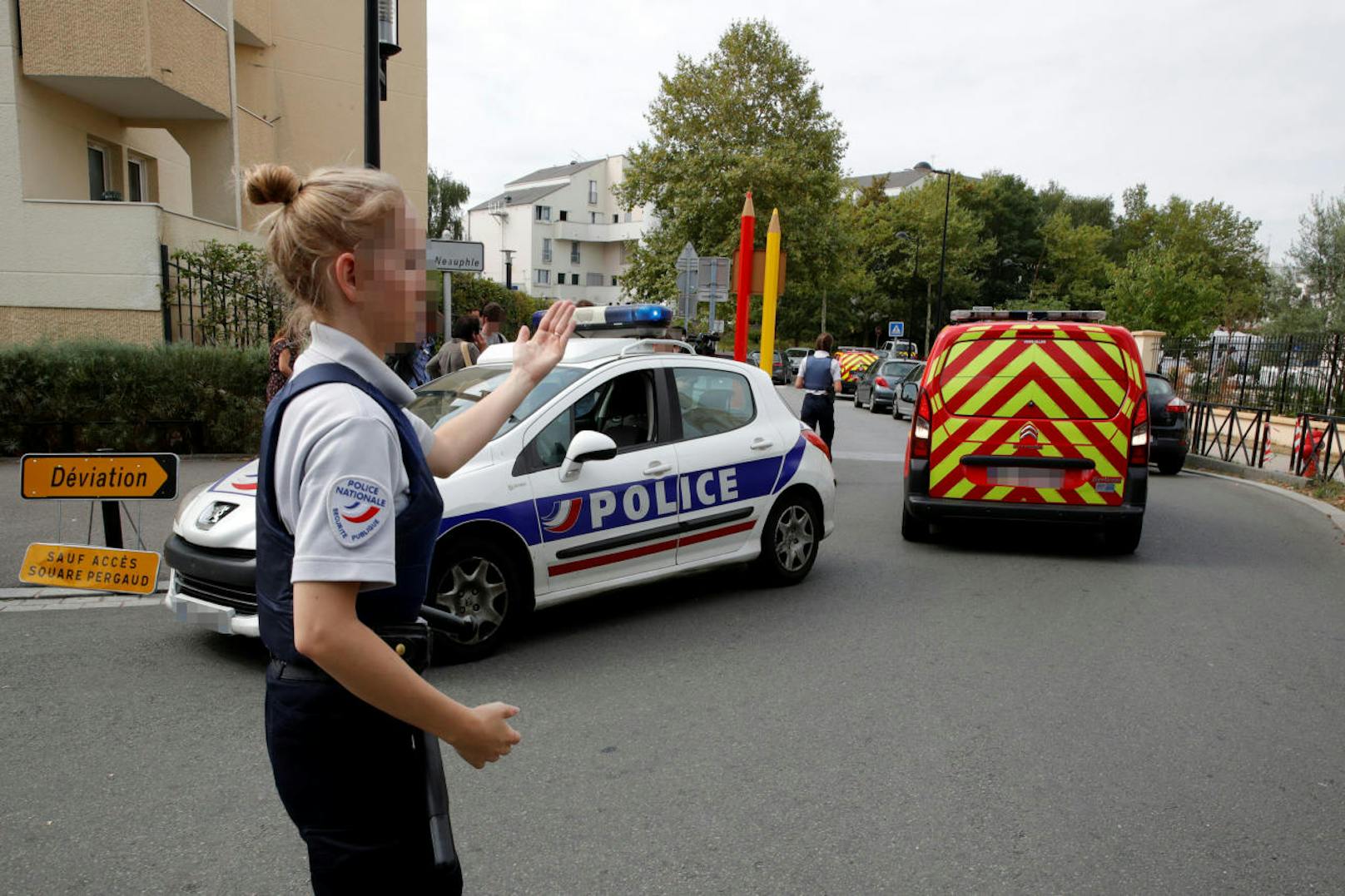 Ein mit einem Messer bewaffneter Angreifer hat in der Nähe von Paris einen Menschen getötet und zwei weitere schwer verletzt.