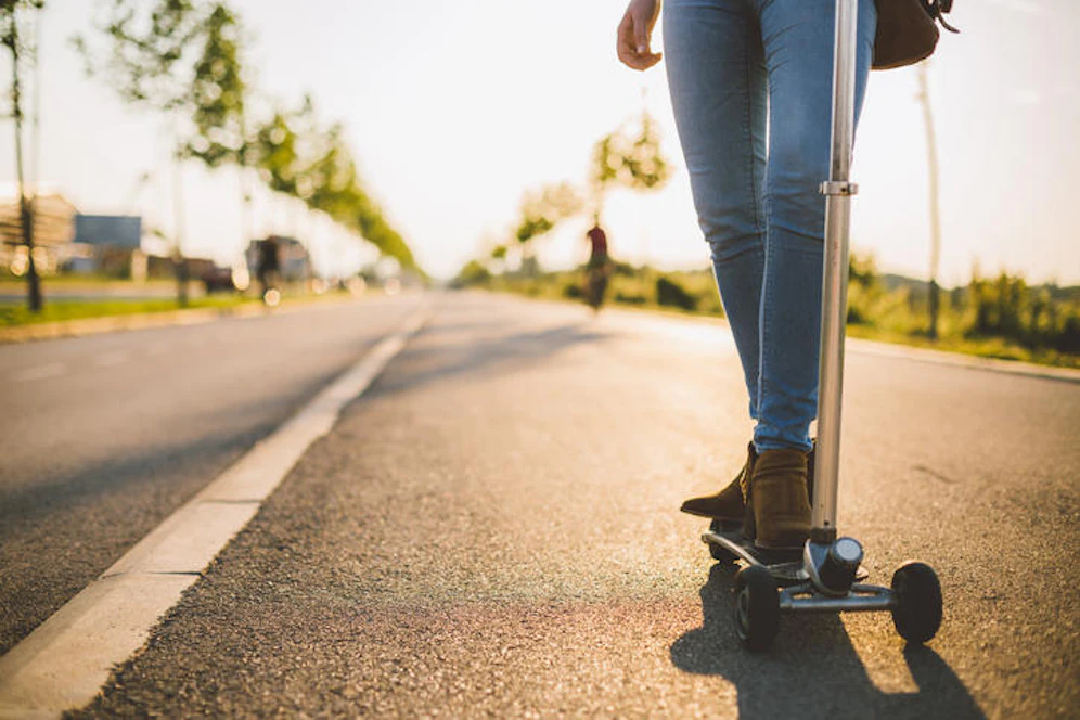Der Scooter-Fahrer erlitt einen Nasenbruch.