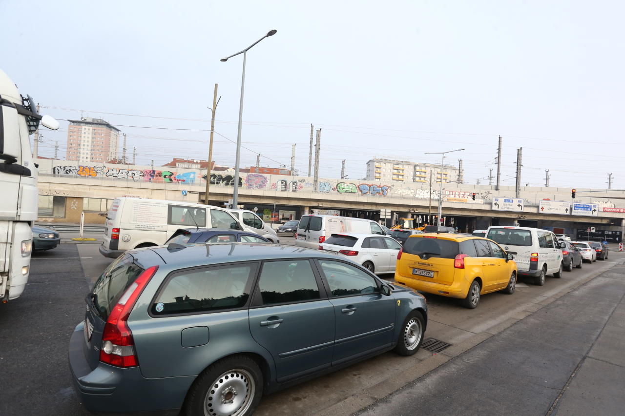 In der Nacht von 23. auf 24. Jänner haben im Bereich des Matzleinsdorfer Platzes die Bauarbeiten für die Verlängerung der U2 begonnen. Die Folge waren bereits am ersten Baustellen-Tag umfangreiche Staus, die laut ÖAMTC bis zu 2,5 Kilometer Länge erreichten.