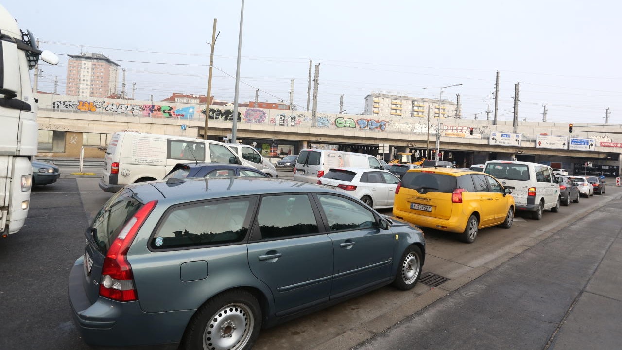 In der Nacht von 23. auf 24. Jänner haben im Bereich des Matzleinsdorfer Platzes die Bauarbeiten für die Verlängerung der U2 begonnen. Die Folge waren bereits am ersten Baustellen-Tag umfangreiche Staus, die laut ÖAMTC bis zu 2,5 Kilometer Länge erreichten.
