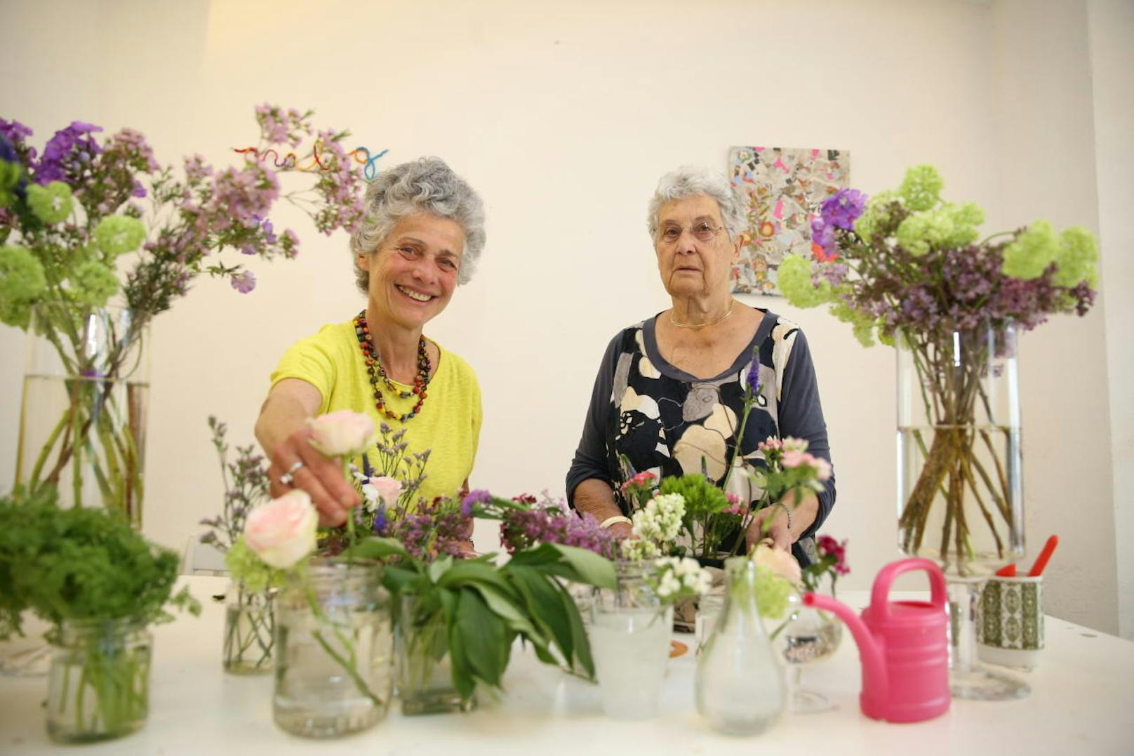 Gerne zu den Blumen-Workshops im "Asthaus" kommen auch Vally Steiner (66) und Hedi Grundler (80,; v.l.n.r.), die sich voll Freude ans Arrangieren der Blumen machen.