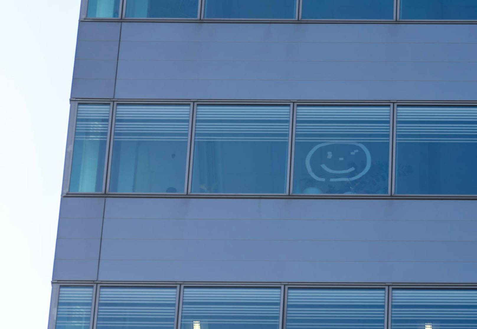 Dieser Smiley aus Notizzetteln hängt im 11. Stock des Finanzamtes in Linz.