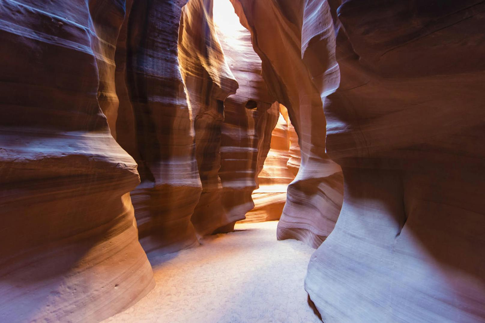 <b>Antelope Canyon - Page, Arizona, USA</b>
Das Markanteste: seine geschwungenen und von fließenden Mustern durchzogenen Wände, die im Laufe vieler Jahrhunderte durch Erosion entstanden. Der Canyon bietet mehrere Abschnitte, die durch unterschiedliche Lichteinfälle in verschiedenen Farben zu schimmern scheinen.