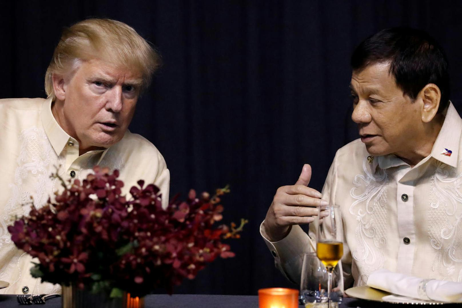 Beim Dinner im traditionellen Gewand sang Duterte sogar für den US-Präsident.