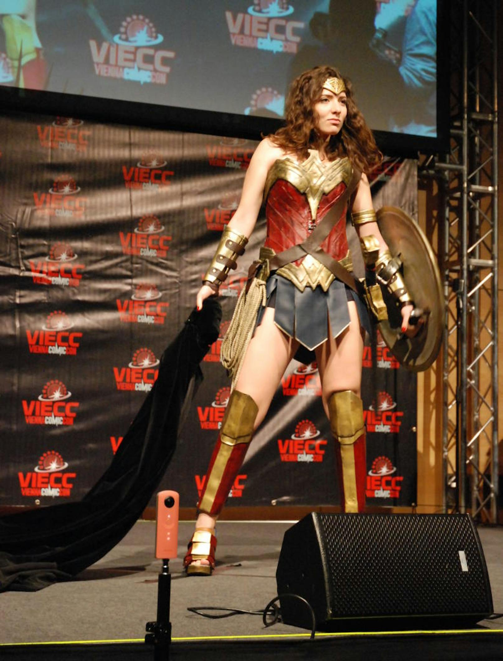 Den Anfang macht die berühmte Amazonenprinzessin, die an den Kinokassen Rekorde brach. Mit dabei: Natürlich Wonder Womans Schild und das legendäre Lasso. Deshalb trat die DC-Heldin auch in der Kategorie Armor (Waffen) an

Cosplayer beManu
Wonder Woman aus Wonder Woman
Kategorie Armor
