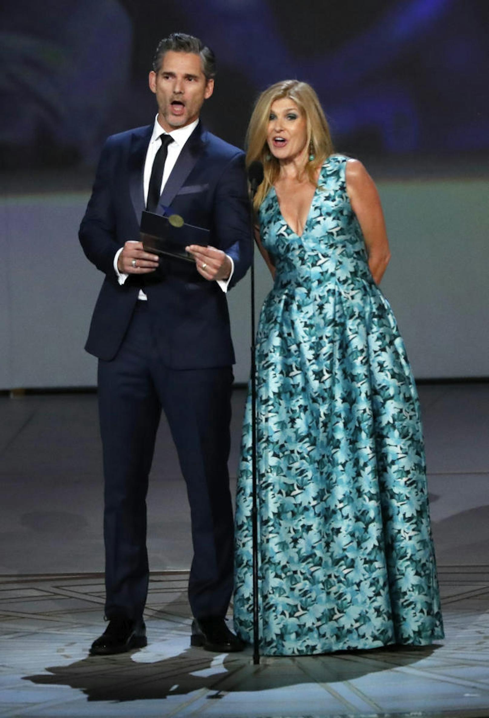 Die Moderatoren Eric Bana und Connie Britton bei den Emmys 2018
