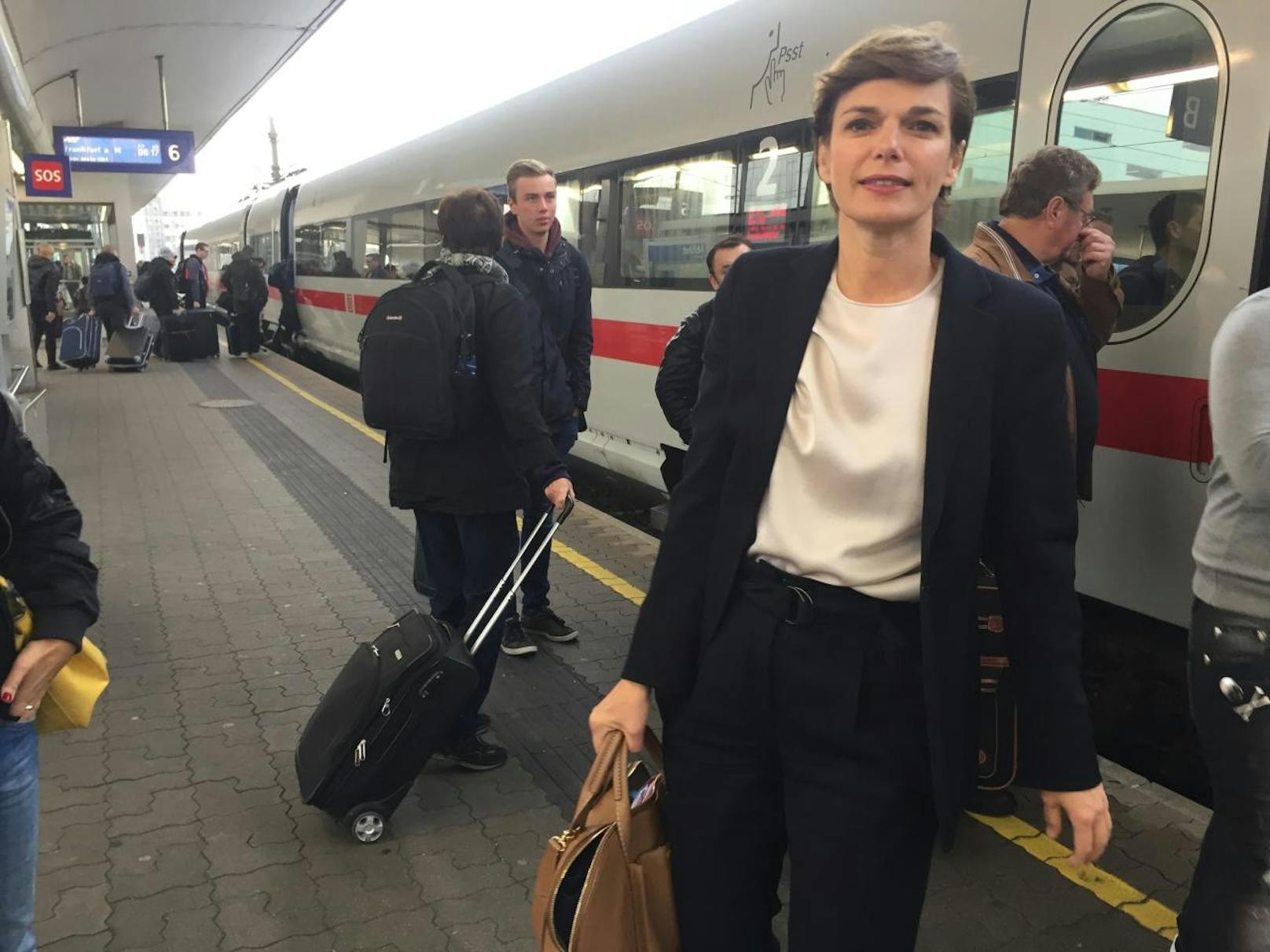 SPÖ-Chefin Rendi-Wagner fuhr mit dem Zug nach Linz.