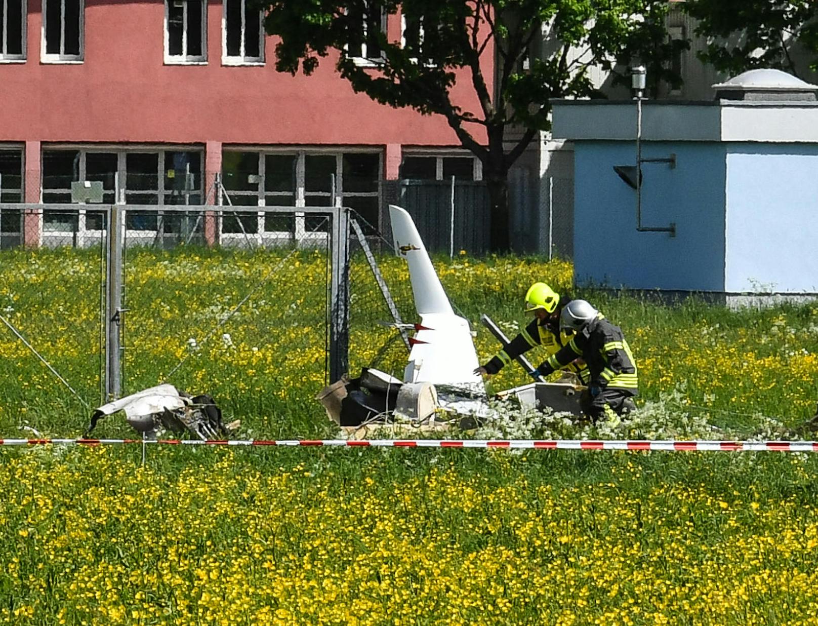 Beim Absturz eines Motorseglers kamen am Sonntag in Innsbruck beide Insassen ums Leben. 