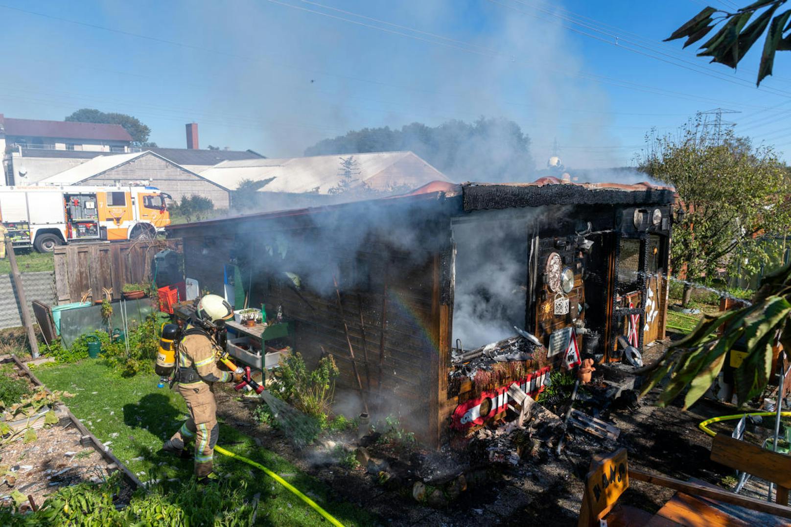 In einer Schrebergartensiedlung in Linz hatte eine Hütte Feuer gefangen. Die Feuerwehr musste zum Löschen anrücken. 