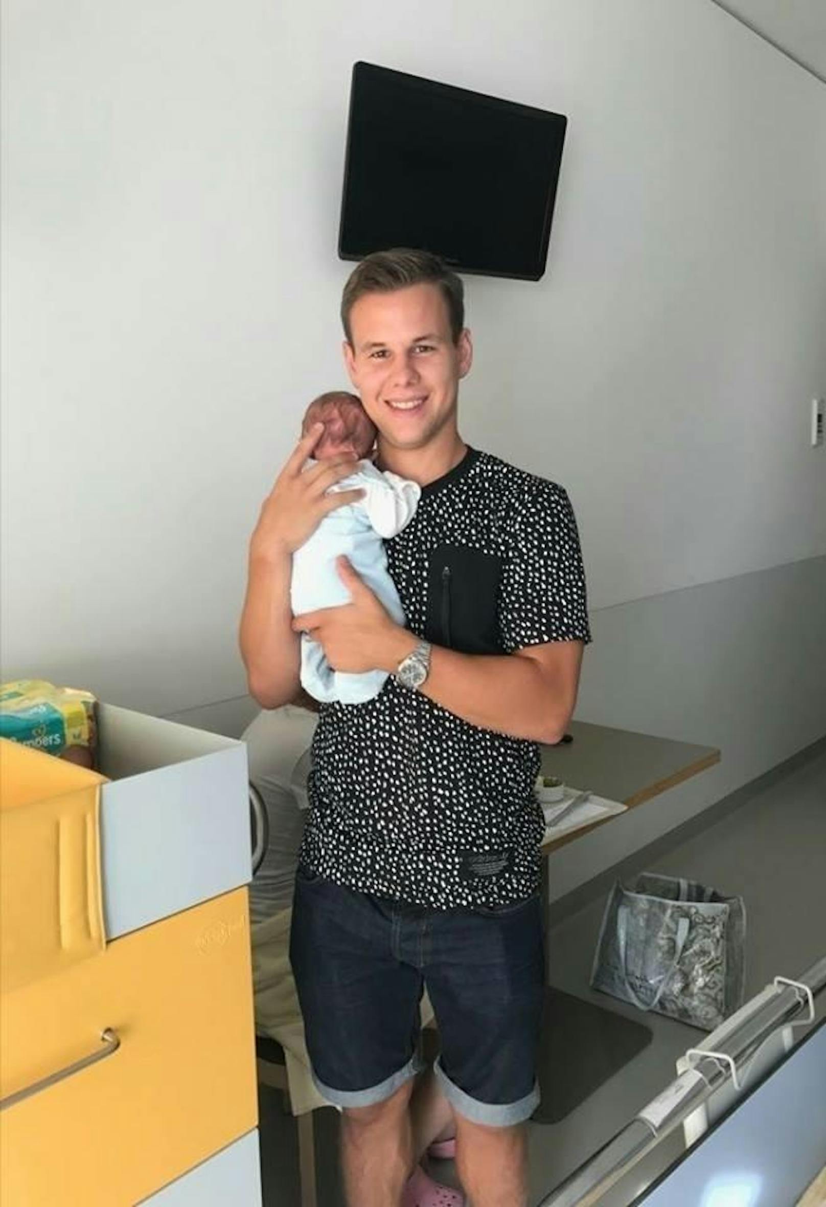 Weiterer "Neuzugang": Louis Schaub wurde erstmals Vater. Auf Facebook zeigte er sich mit Sohn Nino.
