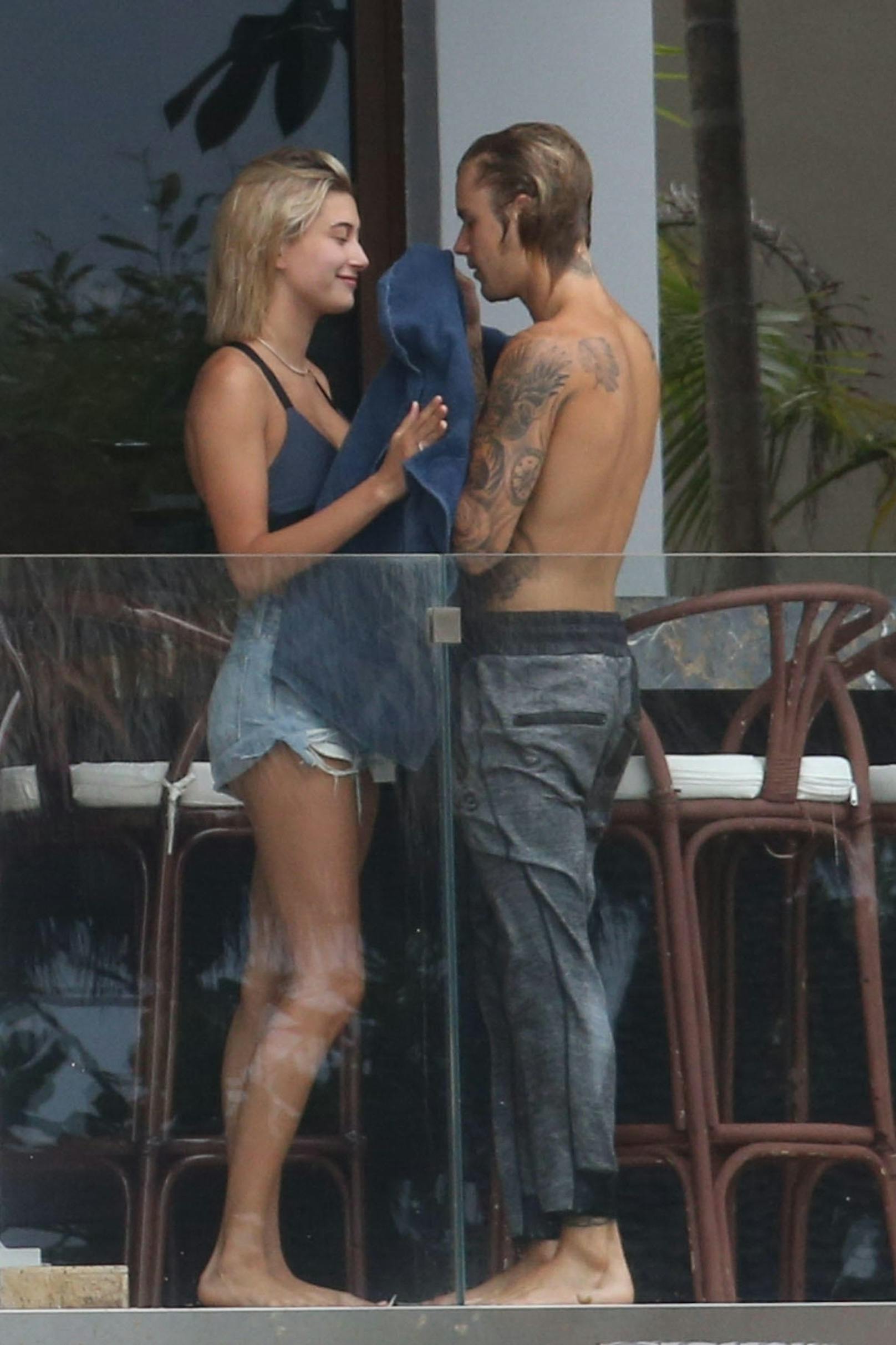 12.06.2018: Hailey Baldwin und Justin Bieber sind anscheinend vielleicht möglicherweise wieder und Paar. In Miami sind sich der Sänger und das Model sehr nahe gekommen.