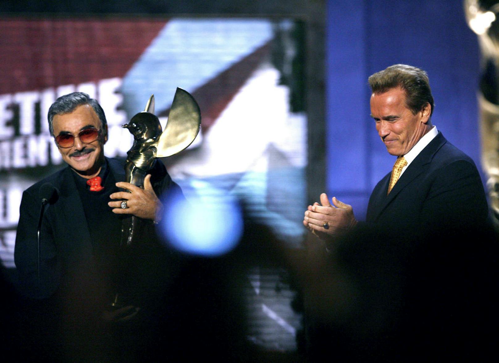 Burt Reynolds (L) erhielt im Jahr 2007 den Ehrenpreis für sein Lebenswerk bei den "Taurus Stunt Awards", überreicht vom damaligen Gouverneur Arnold Schwarzenegger.
