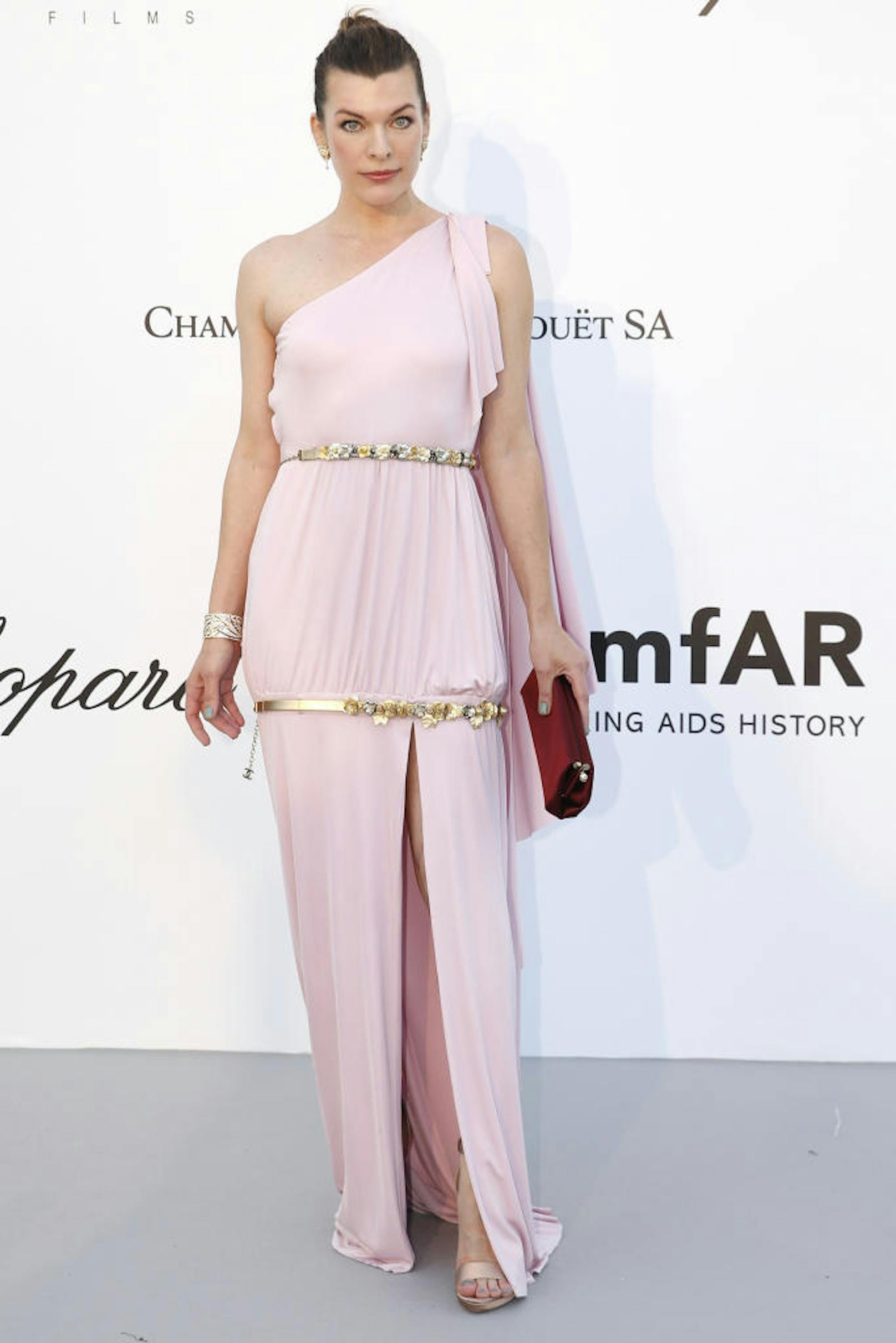 Bei Milla Jovovich rosafarbener Robe im Stil der griechischen Göttin Aphrodite, viel der Schlitz für das Beinchen gar nicht so auf.