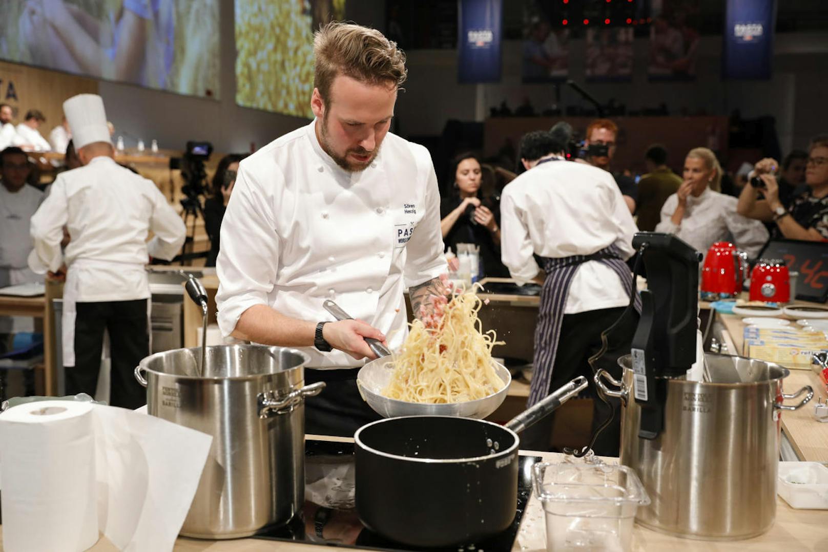 Erstmalig war auch ein Kandidat aus Österreich mit dabei: Sören Herzig, Creative Director der DOTS Group, kämpfte in Mailand um den Titel "Master of Pasta".
