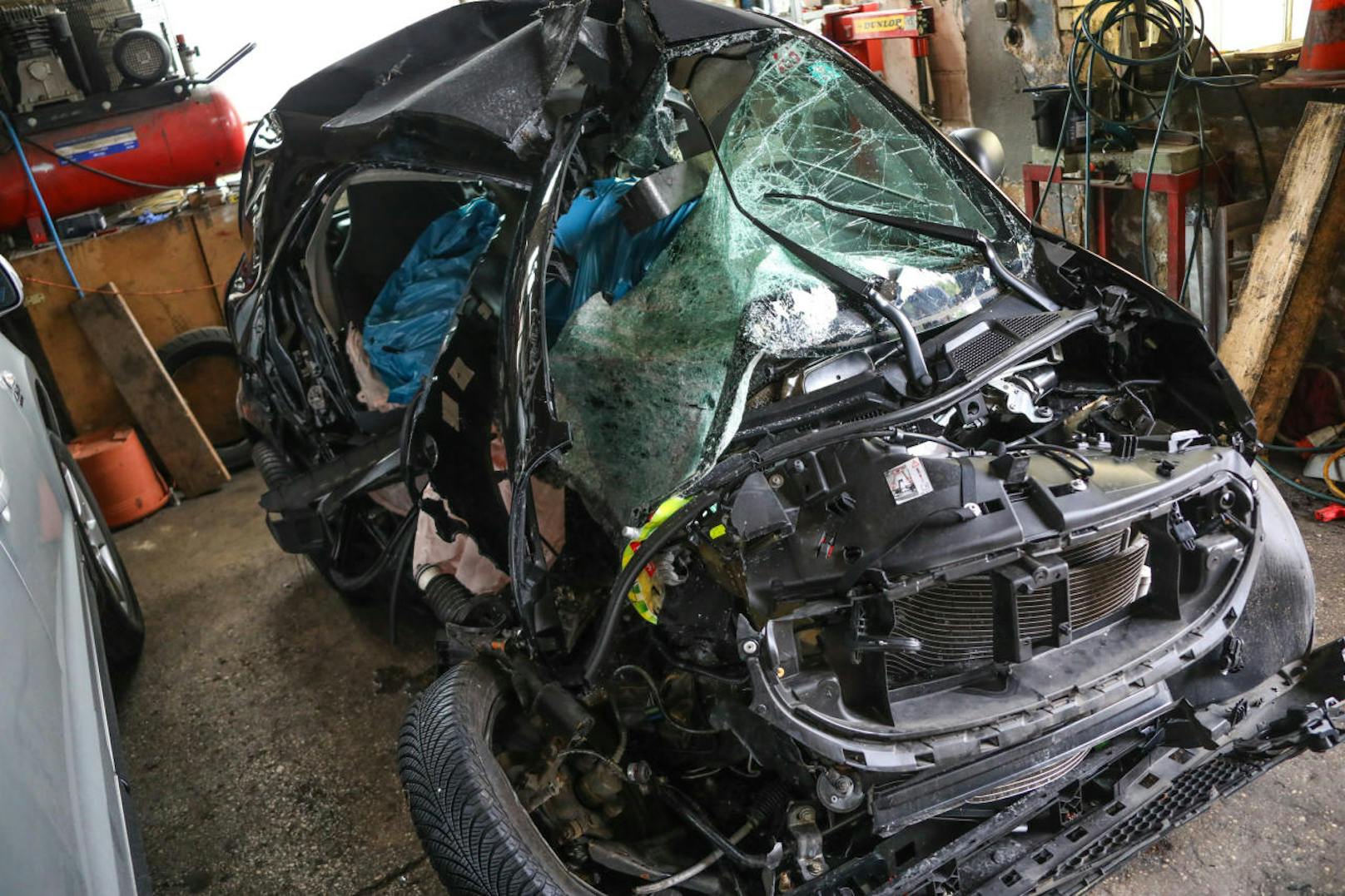 Ein Lenker (54) hatte bei dem Crash keine Überlebenschance.