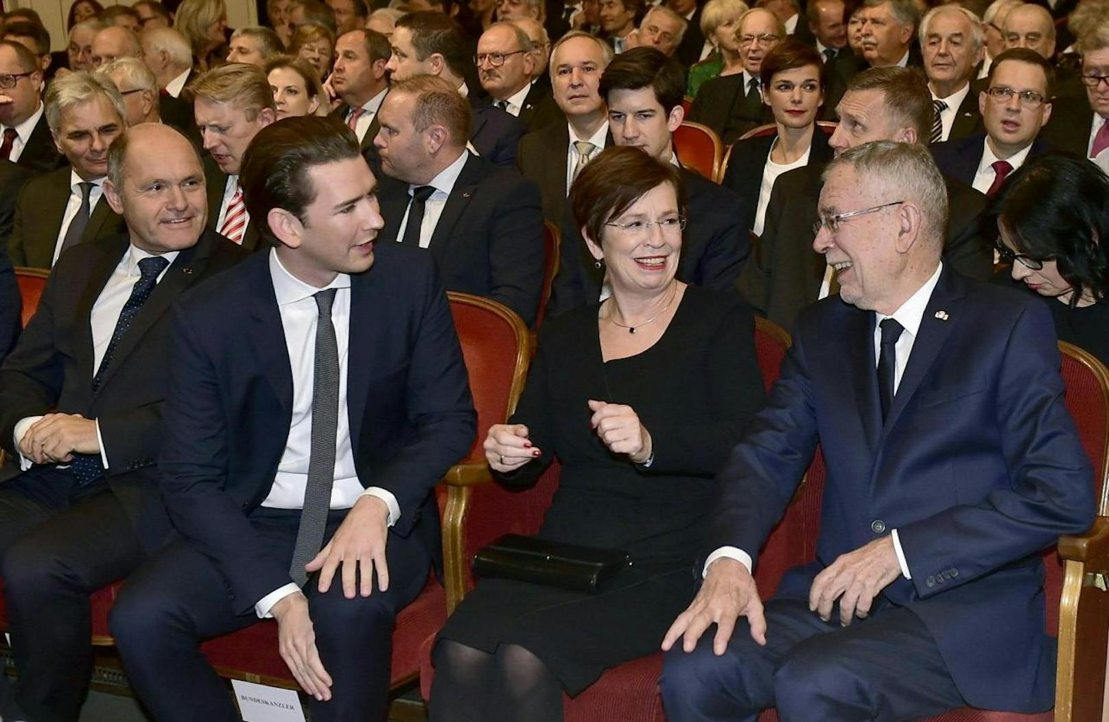 (v.l.) Nationalratspräsident Wolfgang Sobotka (ÖVP), Bundeskanzler Sebastian Kurz (ÖVP), Bundespräsident Alexander Van der Bellen und seine Frau Doris Schmidauer 