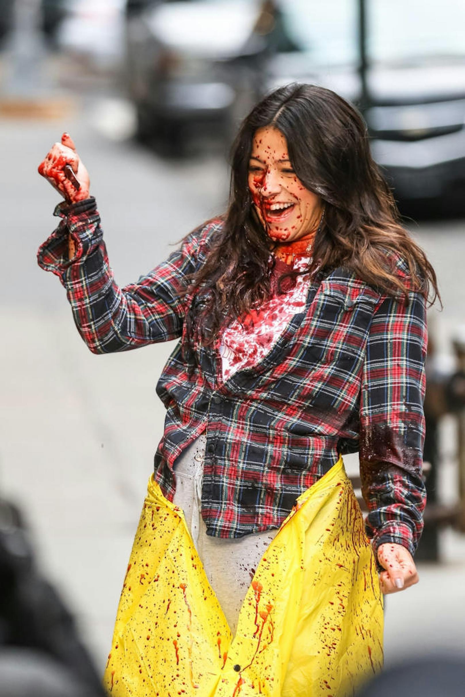 11.04.2018: Gina Rodriguez dreht auf den Straßen New Yorks: In ihrem neuen Film "Someone Great" muss sie mit einer schlimmen Trennung fertig werden. Sie nimmt's mit Humor. Ihn braucht man wohl nicht mehr zu fragen.