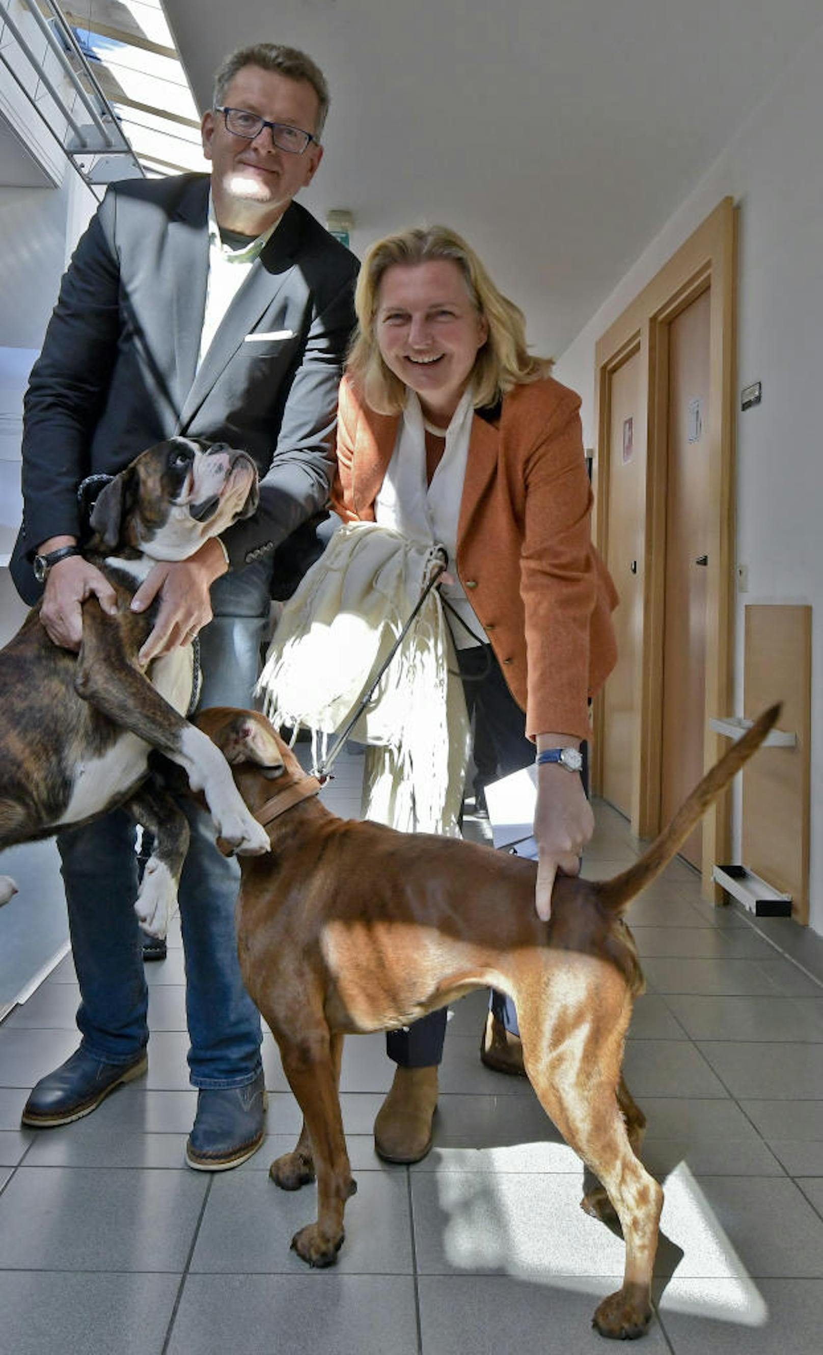 Außenministerin Karin Kneissl (FPÖ) und Ehemann Wolfgang Meilinger beim Forum Alpbach mit ihren beiden Hunden. 