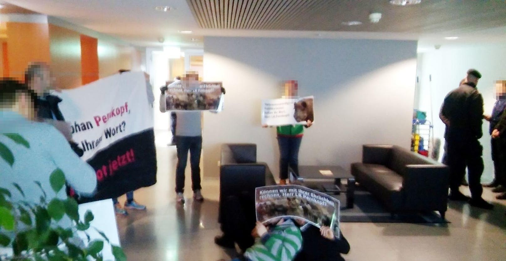 Tierschützer des Verein gegen Tierfabriken (VGT) belagerten heute das Büro von Landeshauptfrau Johanna Mikl-Leitner.