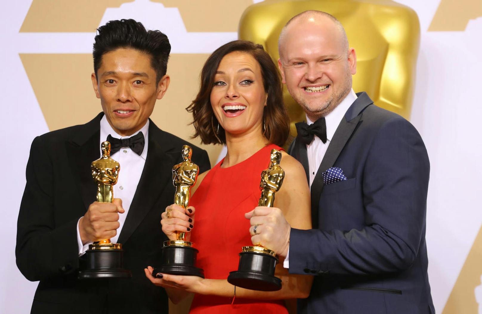 <b>Bestes Make-up und beste Frisuren</b>: Kazuhiro Tsuji, Lucy Sibbick und David Malinowski  mit ihren Oscars für das Drama <b>"Die dunkelste Stunde"</b>.