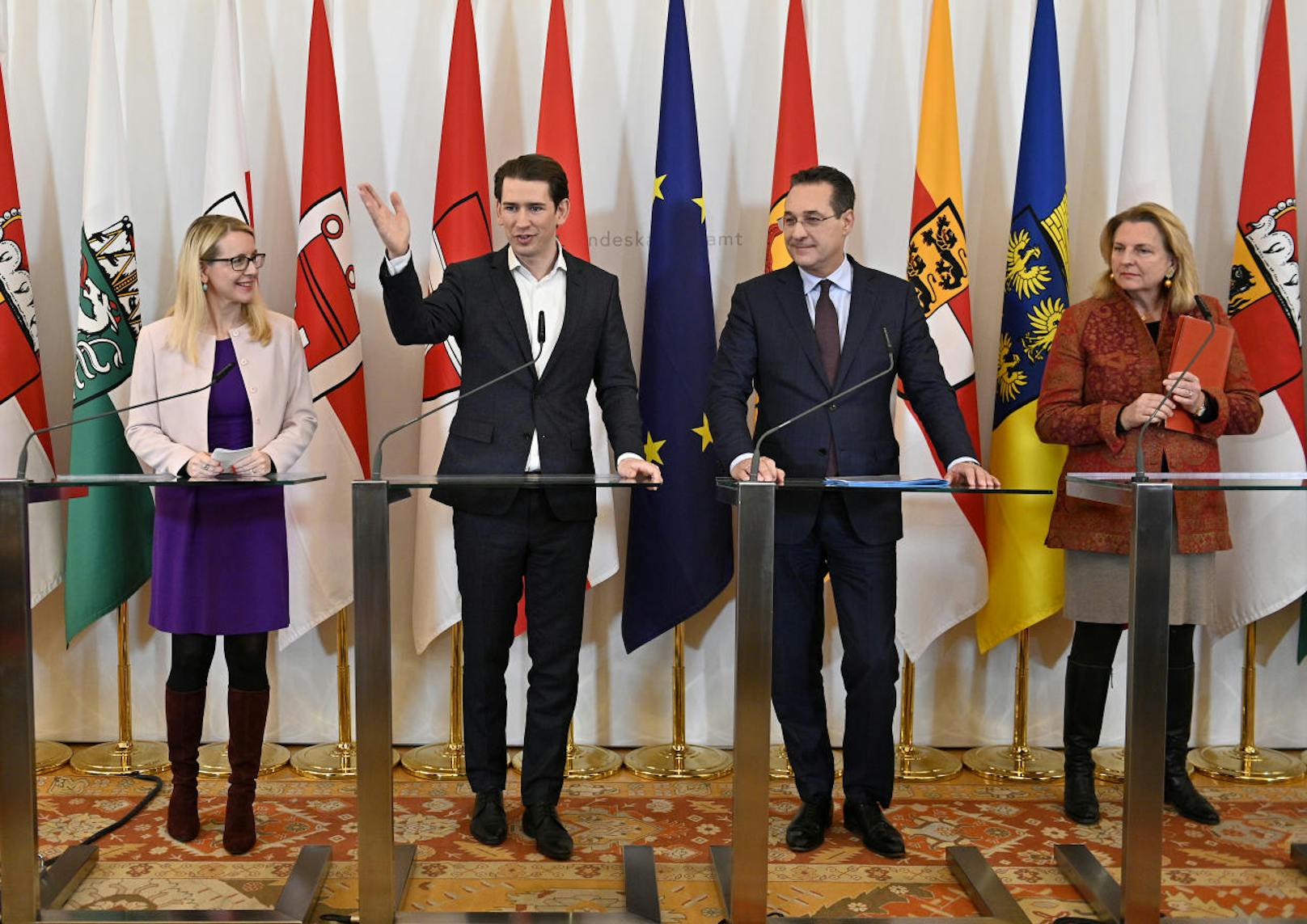 Wirtschaftsministerin Margarete Schramböck (ÖVP), Bundeskanzler Sebastian Kurz (ÖVP), Vizekanzler Heinz Christian Strache (FPÖ), Außenministerin Karin Kneissl (FPÖ)